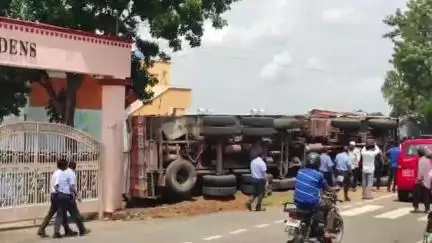 ஓசூர்: திரிவேனி கார்டனில் குடிபோதையில் ஓட்டிய ஓட்டுநரால் தறிகெட்டு ஓடிய லாரி:சிப்ஸ் கடை மீது மோதி விபத்து, நல்வாய்ப்பாக உயிர்சேதம் தவிர்ப்பு