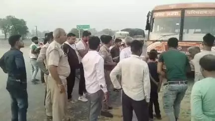 मथुरा के राया थाना क्षेत्र में यमुना एक्सप्रेसवे कट के पास रोडवेज बस और बाइक की टक्कर में एक युवक की मौत