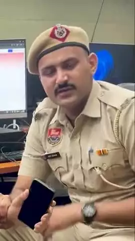 कहीं आपका फ़ोन आपको सुन तो नहीं रहा?