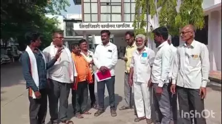 कसबे तडवळे येथील एसपी शुगर कडे शेतकऱ्यांचे बिल थकले,मालमत्ता विकुन पैसै देण्याची शेतकऱ्यांची जिल्हाधिकाऱ्यांकडे मागणी