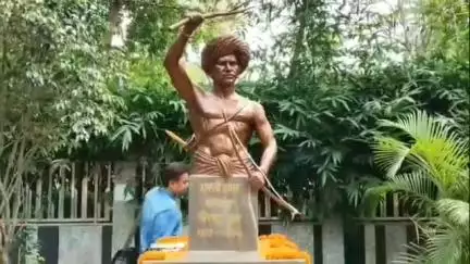 देवघर: नगर निगम कार्यालय में भगवान बिरसा मुंडा की पुण्यतिथि पर उपायुक्त ने प्रतिमा पर माल्यार्पण किया