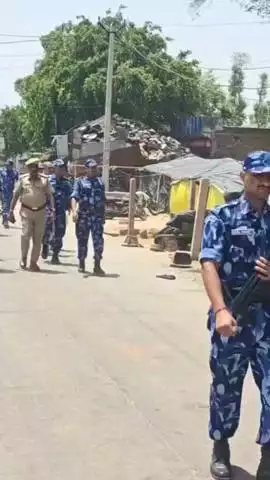 वैर: रैपिड एक्शन फोर्स ने कस्बा वैर में निकाला फ्लैग मार्च, इलाके का लिया जायजा