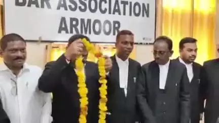 ఆర్మూర్: జిల్లా న్యాయవాదుల సహకార సొసైటీ సంయుక్త కార్యదర్శిగా ఎన్నికైన విప్లవ్ కిరణ్‌ను సన్మానించిన ఆర్మూర్ బార్ అసోసియేషన్