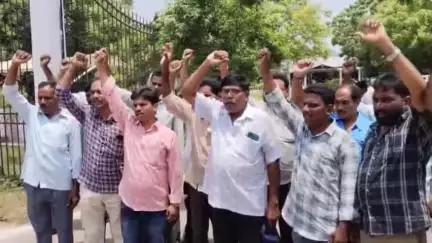 పట్టణంలో పంచాయతీ కాంట్రాక్టు సిబ్బంది నిరసన, ఉద్యోగ భద్రత కల్పించాలని డిమాండ్