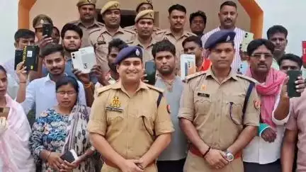 जौनपुर: पुलिस लाइन में साइबर क्राइम पुलिस ने साइबर ठगी के 38 पीड़ितों को ₹20 लाख लौटाए, ₹25 लाख की कीमत के 101 मोबाइल भी बरामद