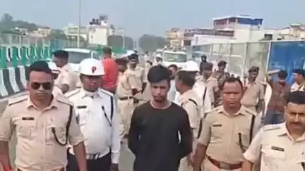 कांके: सिरमटोली फ्लाईओवर पर स्टंट करने वाले युवक को पुलिस ने परेड कराकर यातायात नियमों की दी जानकारी