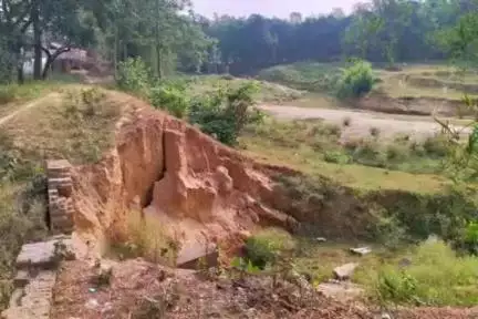 तुलसीपुर: धधिंया नाले की कटान से डिहआ गांव के अस्तित्व को खतरा, गांववासियों ने कटान रोकने के लिए जिलाधिकारी से की मांग