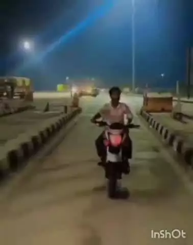 जानसठ: मीरापुर क्षेत्र के मुझेड़ा टोल प्लाजा हाईवे मार्ग पर बाइक सवार युवक का स्टंटबाजी करते हुए वीडियो सोशल मीडिया पर हुआ वायरल