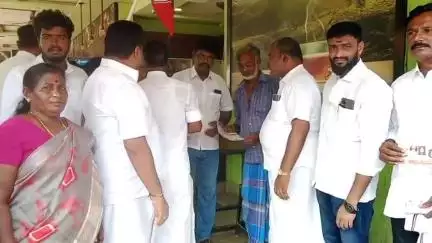 மதுராந்தகம்: கருங்குழி பேரூராட்சியில் மாவட்ட அம்மா பேரவை சார்பில் அதிமுகவின் 10 ஆண்டு சாதனைகளை அடங்கிய துண்டு பிரசுரங்கள் வினியோகம்