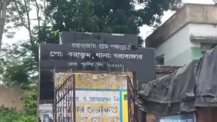 বরাবাজার: নিম্নমানের সামগ্রী দিয়ে ষষ্ঠী বটতলা রোডে তৈরি হচ্ছে ড্রেন, খতিয়ে দেখার আশ্বাস গ্রাম পঞ্চায়েত প্রধানের