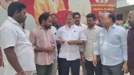 జన సైనికులకు జనసేన పార్టీ ఎప్పుడు అండగా ఉంటుంది ప్రమాద బీమా చెక్కును అందజేసిన ఎమ్మెల్యే