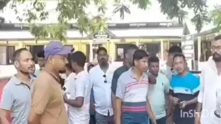 বোকাখাত: আলোচনাৰ বাবে মাতি চক্ৰ বিষয়া উপস্থিত নথকাত  বোকাখাতত বিষয়াগৰাকীৰ বিৰুদ্ধে জাঙুৰ খাই উঠে AJYCPসহ একাধিক সংগঠন