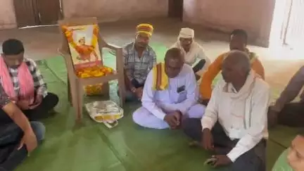 बनखेड़ी: नगर के अंबेडकर भवन में आदिवासी समाज ने शहादत दिवस के रूप में मनाई भगवान बिरसा मुंडा की 125वीं जयंती