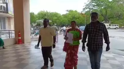 திருப்பத்தூர்: ஜாதி ரீதியாக செயல்படும் ஆசிரியர் மீது நடவடிக்கை எடுக்க வேண்டும் என தற்காலிக ஆசிரியர் கலெக்டர் அலுவலகத்தில் மனு