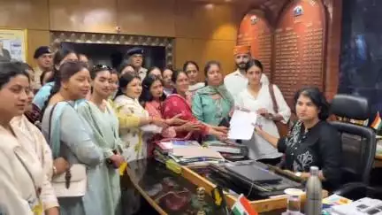 कुल्लू: एनटीटी भर्ती में एक साल डिप्लोमा को दिखाया बाहर का रास्ता
उम्मीदवारों ने डीसी कुल्लू के समक्ष किया विरोध
#jansamsya