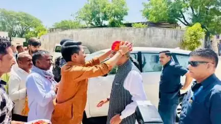 गोगुन्दा: गोगुंदा पहुंचे सिक्किम के राज्यपाल ओमप्रकाश माथुर ने नवविवाहित जोड़े को दिया आशीर्वाद