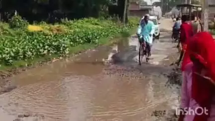 सिमरी: नया भोजपुर सिंहनपुरा भाया काजीपुर की जर्जर सड़क पर जलजमाव से स्थानीय लोगों को खासा परेशानी #jansamasya