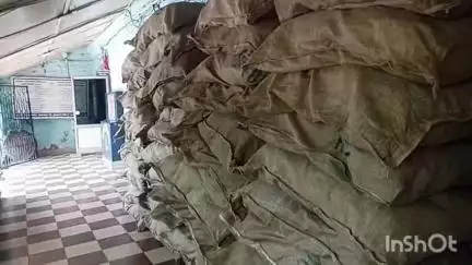 खामगाव: गुटखा घेऊन आलेली बोलेरो पोलिसांनी अब्दुल हमीद चौकात पकडली ६२ पोते गुटखा जप्त
