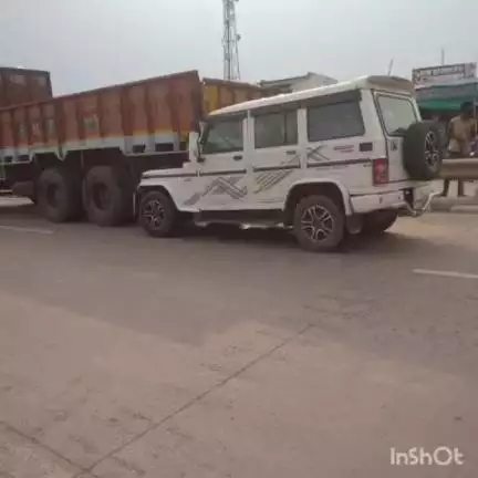 धमतरी: ग्राम संबलपुर में बोलेरो वाहन ट्रक के पीछे जाकर घुसा, हादसे में दो लोग हुए घायल