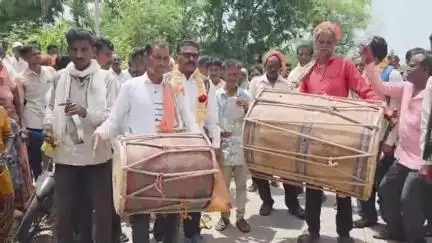 નસવાડી: તાલુકામાં ગ્રામ પંચાયતની ચૂંટણીના ફોર્મ ભરવાના છેલ્લા દિવસે ઢોલનગારા સાથે ઉમેદવારો ઉમટ્યા,આપી પ્રતિક્રિયા.