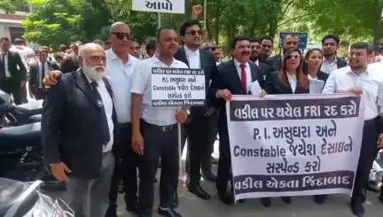 વડોદરા દક્ષિણ: વકીલ પર પોલિસ દ્વારા કરવામાં આવેલ ઉદ્ધતાઈ ભર્યા વર્તન ના વિરોધ માં વકીલો એડવોકેટ હાઉસ થી રેલી કાઢી રજુઆત કરવા નીકળ્યા