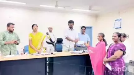 భద్రాచలం: పోస్ట్ గ్రాడ్యుయేట్ విద్యార్థి వైశాలిని అభినందించిన ఐటీడీఏ ప్రాజెక్టు అధికారి రాహుల్...