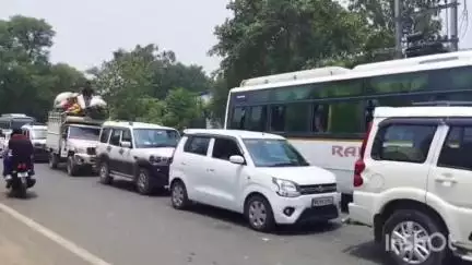 थावे: थावे मंदिर से लेकर बेदू टोला तक जाम में छूट रहे लोगों का पसीना, पुलिस की तरफ से नहीं किया जा रहा पहल #jansamasya
