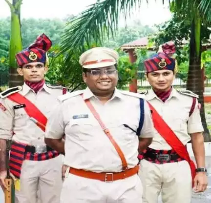 छत्तीसगढ़ के सुकमा में नक्सलियों के IED ब्लास्ट की चपेट में आने से कोंटा डिवीजन के ASP आकाश राव गिरिपुंजे हुए शहीद Source: @ind24123