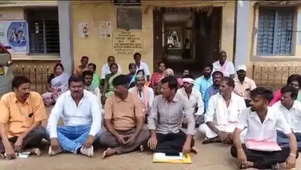ಚಳ್ಳಕೆರೆ: ಆಶ್ರಯ ಯೋಜನೆಗೆ ಮಂಜೂರಾದ ಜಮೀನಿನಲ್ಲಿ ನಿವೇಶನಗಳಿಗಾಗಿ ಜಮೀನು ಗುರುತಿಸುವಂತೆ ತಾ.ಪಂ ಮುಂದೆ ಪ್ರತಿಭಟನೆ #localissue
