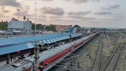 વલસાડ: રેલવે સ્ટેશનના પ્લેટફોર્મ નંબર 2 ઉપર આવેલી ટ્રેનમાં ચઢતી વેળાએ 15500 કિંમતનો મોબાઇલ ચોરી થતા ફરિયાદ