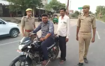 ताखा: उसराहार थाना अध्यक्ष बलराम सिंह मिश्रा ने चलाया वाहन चेकिंगअभियान