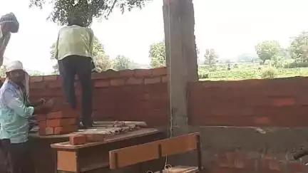 जसवंतनगर: ग्राम प्रधान पर खेल मैदान में घटिया निर्माण का आरोप, घटिया सामग्री और गलत अनुपात में सीमेंट-बालू का उपयोग