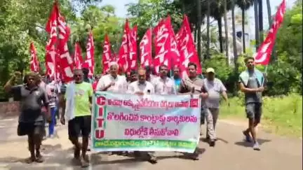 తాడేపల్లిగూడెం: విశాఖ స్టీల్ ప్లాంట్ ప్రైవేటీకరణను ఆపాలని, కార్మికులను విధుల్లోకి తీసుకోవాలని సిఐటియు ఆధ్వర్యంలో నిరసన