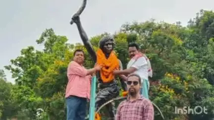 घाटशिला: झामुमो नेताओं ने धरती आबा भगवान बिरसा मुंडा के 125वें शहादत दिवस पर मऊभंडार में मूर्ति पर किया माल्यार्पण
