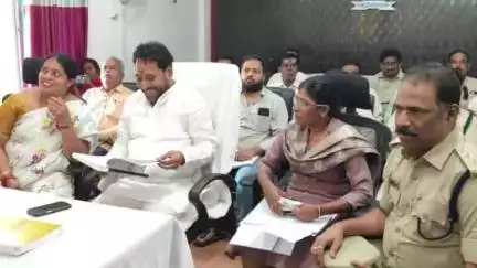 పలమనేరు: మున్సిపల్ ఆఫీస్‌లో సీఎం నిర్వహించిన నియోజకవర్గ విజన్ యాక్షన్ ప్లాన్ సమావేశానికి టెలీ కాన్ఫరెన్స్‌లో హాజరైన MLA, అధికారులు