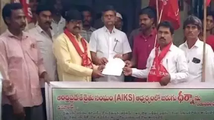 పత్తికొండ: రైతులకు నాణ్యమైన విత్తనాలు ఇవ్వాలని ఏపీ రైతు సంఘం ఆధ్వర్యంలో తహసీల్దార్ కార్యాలయం ముందు ధర్నా