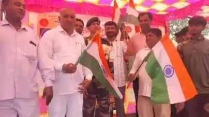 સુત્રાપાડા: તાલુકાના નવાગામમા ઇન્ડિયન આર્મીમા ટ્રેનીંગ પુર્ણ કરી વતન પરત આવતા યુવકનું ગ્રામજનો દ્રારા ભવ્ય સ્વાગત કરાયુ