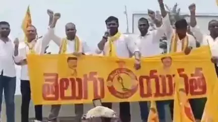 శ్రీకాకుళం: ఎచ్చెర్ల సమీపంలోని సాక్షి కార్యాలయం వద్ద తెలుగు యువత నాయకుడు మెండ దాస్ నాయుడు ఆధ్వర్యంలో ధర్నా