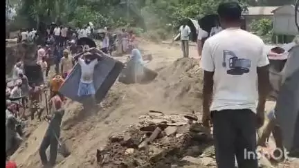 মানকাচৰ: অৱশেষত তাৎক্ষণিকভাৱে ওৱহাব বজাৰ ৰক্ষাৰ্থে জিঅ' বেগৰ কাম আৰম্ভ