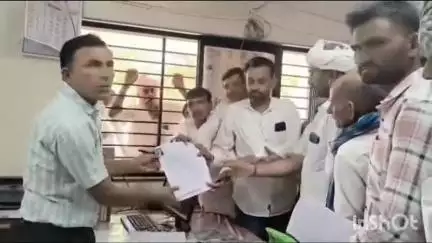 દિયોદર: મામલતદાર કચેરીમાં અંતિમ દિવસે સરપંચની ઉમેદવારી ફોર્મ ભરવા માટે જામી ભારે ભીડ