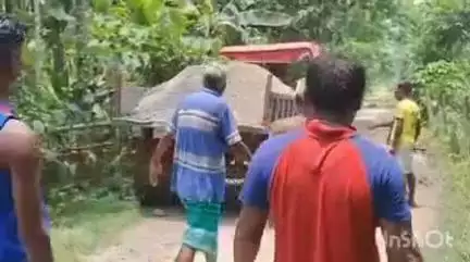 বাক্সা: উত্তৰ গান্ধীবাৰীত বিধস্ত বাট-পথ মেৰামতি কৰে গঞা ৰাইজে