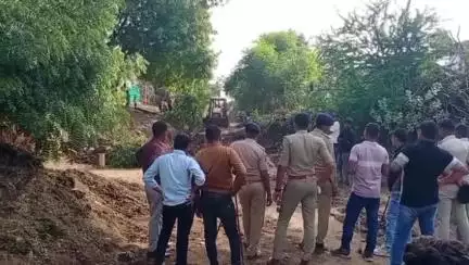 વાલિયા: વાલિયા તાલુકાના ધોળગામ-આમલા ગભાણમાં સરકારી જમીનમાં દબાણ કરનાર દબાણકર્તાઓ સામે કાર્યવાહી હાથ ધરવામાં આવી હતી