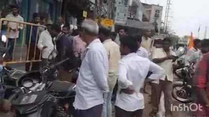 పరిగి: పరిగి పట్టణంలోని బహార్ పేట్ చౌరస్తా సమీపంలో అదుపుతప్పి ద్విచక్ర వాహనం బోల్తా, మహిళకు గాయాలు ఆసుపత్రికి తరలింపు