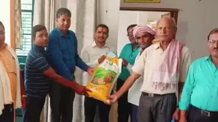 अस्थावां: अस्थावां के ई-किसान भवन में किसानों के बीच धान का बीज वितरित किया गया