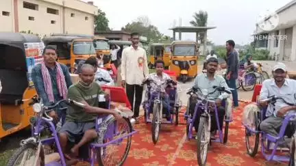 ఇల్లందు: భద్రాద్రి కొత్తగూడెం జిల్లా ఇల్లెందు నియోజకవర్గం గుండాలలో వికలాంగులకు బ్యాటరీ సైకిల్ పంపిణీ