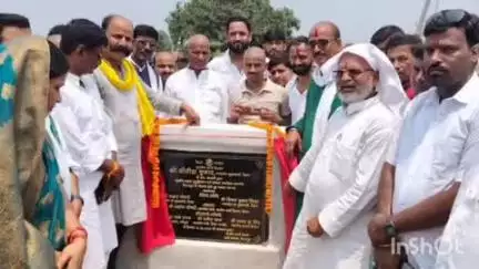 सोनबरसा: सोनबरसा प्रखंड के बिराटपुर में मंत्री रत्नेश सादा ने सड़क निर्माण कार्य का किया शिलान्यास