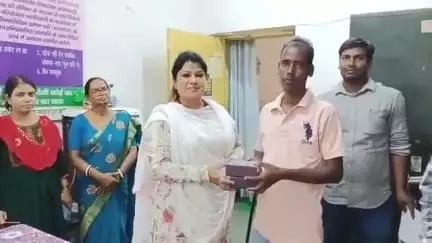 आदित्यपुर गम्हरिया: CDPO ने कार्यालय में सामाजिक अधिकारिता शिविर में 11 दिव्यांगजनों को 18 सहायक उपकरण बांटे
