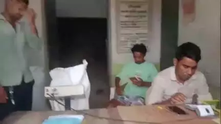 पलारी: बिनौरी में सर्वर समस्या से चावल वितरण हो रहा बाधित,ग्रामीणों में आक्रोश,सेल्समैन कहा सर्वर के कारण दिक्कत #jansamasya