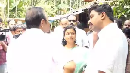 നിലമ്പൂർ: പ്രതിപക്ഷ നേതാവ് വി.ഡി സതീശൻ വഴിക്കടവിൽ ഷോക്കേറ്റ് മരിച്ച വിദ്യാർത്ഥിയുടെ വീട്ടിലെത്തി