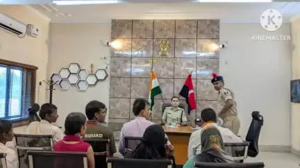 नवादा: SP ने अपने कार्यालय में जनता दरबार लगाया, सुनी लोगों की फरियाद